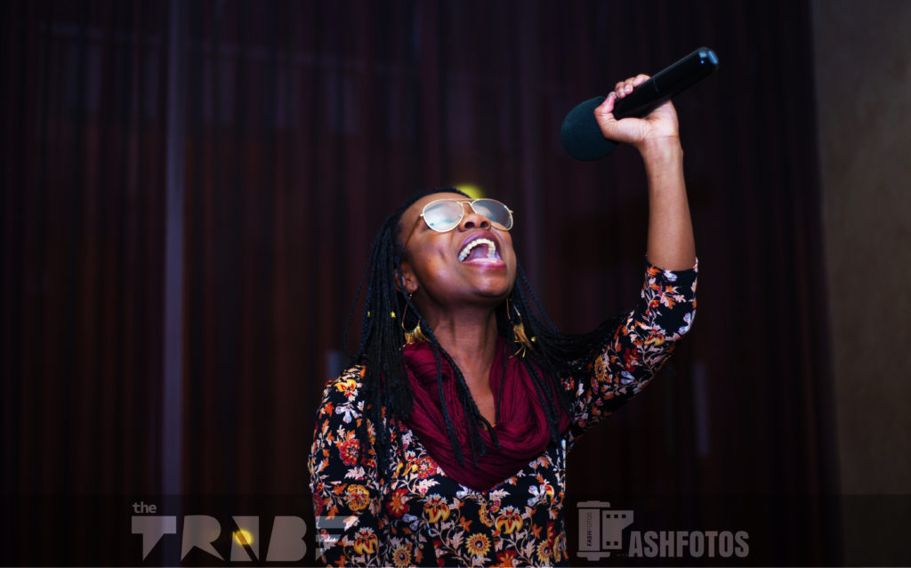 Chicago singer, Eliana, wooing the crowd with her pipes.