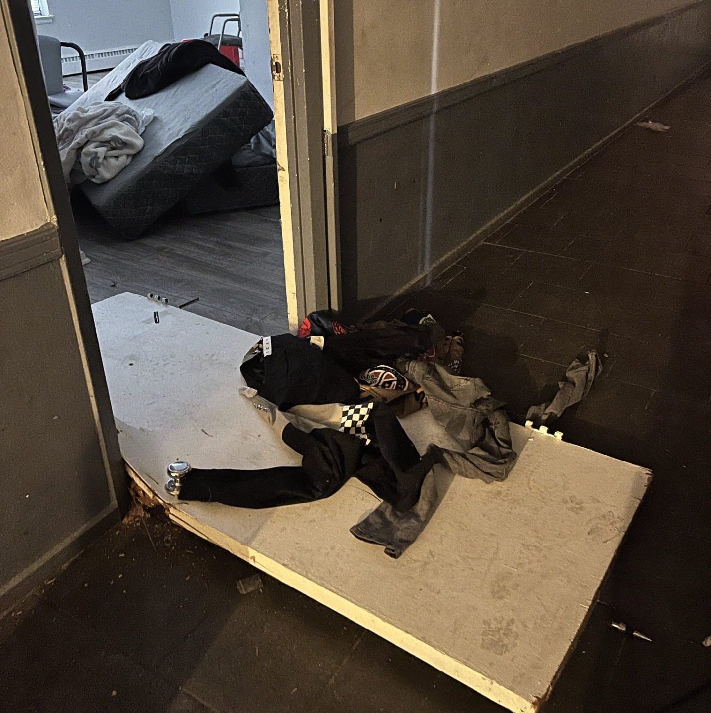 Feds detain dozens of immigrants in ‘massive’ South Shore apartment building raid in Chicago