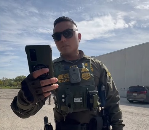 Federal agents again record observers; others load older man into the back of a minivan as another captive tries to escape