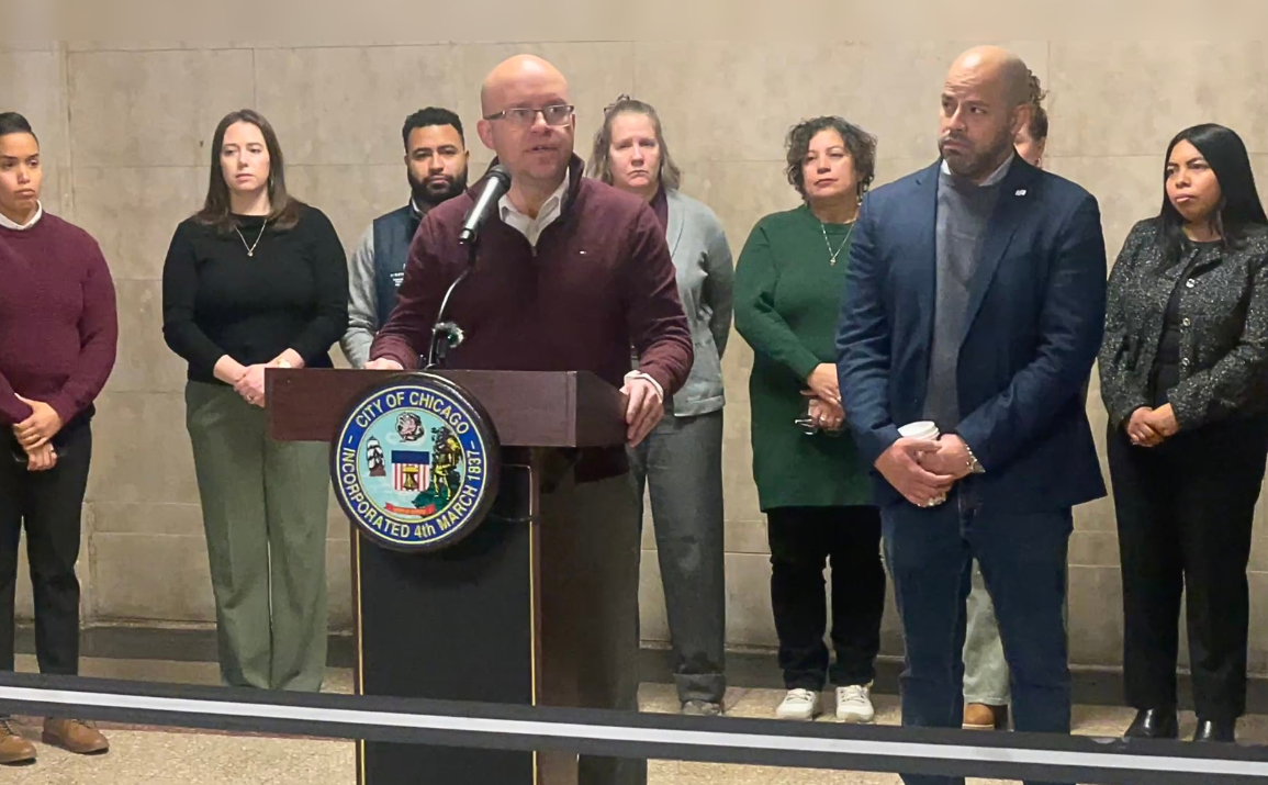 How are Illinois politicians responding to escalating aggression by immigration agents in Minnesota